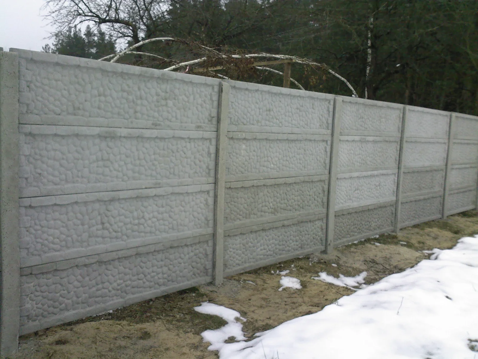 Встановлений європаркан текстура Галька — фото бетонного забору під камінь Київ