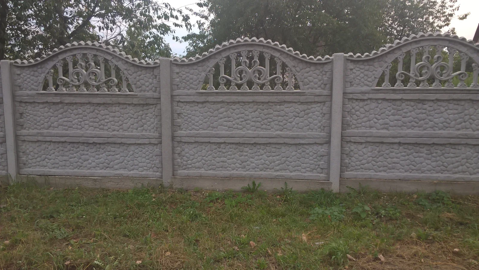 Готовий залізобетонний паркан Галька — фото бетонної огорожі під природний камінь Вишгород